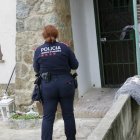 Una agent dels Mossos d'Esquadra davant la casa on han mort un home i el seu fill, a Arenys de Mar