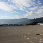 Pla general on es veu part de la pista de l'aeroport d'Andorra - La Seu i dos dels nous hangars que s'estan construint. Imatge del 18 de desembre de 2020 (Horitzontal).