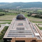 Plaques solars a la teulada del Parc Astronòmic del Montsec a Àger