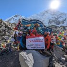 Albert Cogul, acompanyat dels seus dos fills, Àngel i Daniel, al Camp Base de l'Everest, a 5.364 m d'altura.