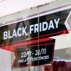 Imatge d'arxiu d'un cartell en una botiga en el Black Friday.