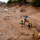 Diversos grups de rescat busquen desapareguts a la llera del barranc del Poio a Paiporta el 3 de novembre.