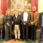 Els guanyadors dels Premis Literaris de Lleida 2024, Pere Bosch i Carles Maria Sanuy, amb representants de la Paeria i l'IEI i membres dels jurats del premi.