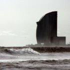 Primer pla de les onades a la platja de la Barceloneta amb l'Hotel Vela al darrera. 23 de gener de 2020. (Horitzontal)