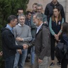 Felipe VI  saluda al presidente del Gobierno, Pedro Sánchez, durante su visita al centro del 112 en Valencia el pasado 3 de noviembre.