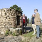 El regidor de Bot, Jaume Sabaté, l'alcalde Torrebesses, Mario Urrea, i el director de l'IEI, Andreu Vàzquez, mirant l'aljub del Ribot de Torrebesses.