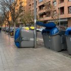 Un contenidor tombat pel vent aquest dimecres a la ciutat de Lleida.