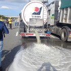 Los transportistas franceses derraman vino de Campo de Criptana en la frontera.