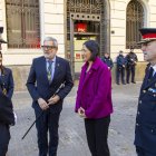 La consellera d'Interior i Seguretat Pública, Núria Parlon, amb l'alcalde de Lleida, Fèlix Larrosa.