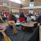 Els alumnes han pogut conèixer de prop diferents instruments tradicionals de corda.