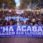 Capçalera de la manifestació a favor d'un habitatge digne 'S'ha acabat. Abaixem els lloguers' a Barcelona