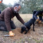 Persones collint tòfones al Solsonès