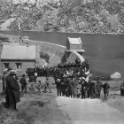 A la imatge superior, un moment de la visita del rei Alfons XIII a l’estany Gento, el juliol del 1924, font de la primera central hidroelèctrica de Catalunya a Capdella