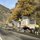 Les màquines treballant a la carretera C-13, entre Rialp i Llavorsí