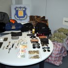 Els 13 quilos de marihuana envasada al buit, joies, rellotges, roba i diners decomissats al grup criminal desarticulat al Tarragonès