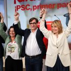 El cap de llista del PSC, Salvador Illa, en una compareixença després de guanyar les eleccions amb la cap de campanya, Lluïsa Moret, la número 2, Alícia Romero, i l'alcalde de Barcelona, Jaume Collboni, el 12 de maig del 2024.