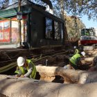 Obrers i arquitectes treballant en les obres de la Rambla de Barcelona.