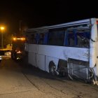 Trasllat de l'autocar accidentat a Portè (Alta Cerdanya) remolcat per una grua.