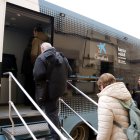 Veïns de Montornès de Segarra entrant a la nova oficina bancària mòbil que un cop al més es desplaçarà al municipi.