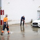 Magatzems plens d'aigua al polígon de la Llobatona, a Viladecans.