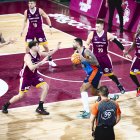 Un moment del partit entre l'Hiopos Lleida i el Leyma Coruña al Barris Nord.