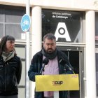 La portaveu de la CUP, Susana Moreno, i el diputat de la CUP Dani Cornellà a una roda de premsa davant de l'Oficina Antifrau de Catalunya.