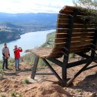 Membres de Figot Tours celebrant la instal·lació del banc gegant al mirador de Vall de Porcs de Riba-roja d'Ebre