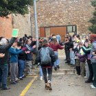 Els manifestants van fer un passadís a les sis encausades en el moment de l'entrada al jutjat de Tremp.