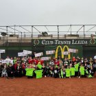 Foto de familia con los catorce equipos que tomaron parte en la edición del 2004 de la Lliga McDonald’s de tenis para jugadores benjamines y prebenjamines.