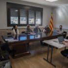 Sabanés, a l’extrem dret de la taula, al ple de dimarts. L’alcaldessa, al centre. - CARMINA MARSIÑACH