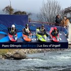 L'alcalde de la Seu d'Urgell, Joan Barrera, i la gerent del Parc del Segre, Meritxell Rodríguez, activant la plataforma de Caiac Cross al canal d'aigües braves on es veu la nova imatge corporativa de les instal·lacions.