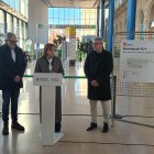 La consellera Paneque, en el centro, junto con el alcalde Fèlix Larrosa en la estación de Lleida.