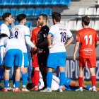 Jordi Pedrós pugna per una pilota aèria, en una acció amb Miguel, del Prat, autor del 2-0. - ÀREA 11