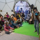 Contes amb Ramona Térmens ahir al matí a la plaça dels Àlbers. - LAIA PEDRÓS