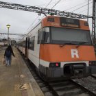 Els passatgers pugen al tren a l’estació de Cervera el primer dia de funcionament de la línia RL4. - C.MARSIÑACH