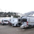 Parte de los temporeros de la nieve viven en caravanas.