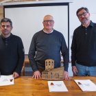 D'esquerra a dreta: Toni Sala, president de l'Associació d’Amics de Sant Pere de Ponts, Josep Tàpies, alcalde de Ponts i Jaume Vilalta, de la productora Lukimedia, autors de l’audiovisual immersiu de Sant Pere de Ponts.