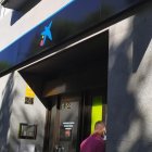 Imatge d'arxiu d'una oficina de CaixaBank a Lleida.