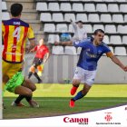 Una acció del partit del Lleida aquest diumenge.