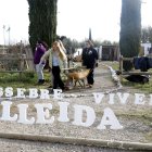 Preparatius al pessebre vivent del barri dels Mangraners de Lleida, que es recupera després de sis anys.