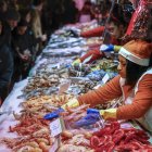 Imagen de archivo de varias personas ultimando sus compras para las comidas de Navidad en el mercado de la Boquería de Barcelona.