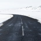 Una carretera nevada.