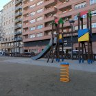 Nou parc infantil al passeig sobre les vies.