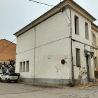 El histórico edificio de las escuelas viejas de Artesa de Segre, que acoge la guardería municipal.