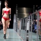 Imagen de archivo de una modelo con lencería roja en la París Fashion Week.