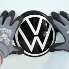 El logotip de Volkswagen en un vehicle.