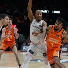 El jugador del Valencia Basket Chris Jones (dcha) controla el balón ante el jugador del Hiopos Lleida Kenny Hasbrouck (2d), durante el partido de la jornada 14 de la Liga Endesa disputado en el pabellón de la Fuente de San Luis de Valencia.