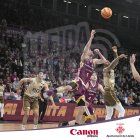 Una instantània del partit entre el Hiopos Lleida i el Bàsquet Girona