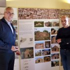 L'alcalde de Torrebesses, Mario Urrea, i el tècnic de Repte Demogràfic, Manel Pellicer, al Centre d'interpretació de la pedra seca de Torrebesses.