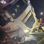 El camió accidentat a l'AP-2 a Fraga.